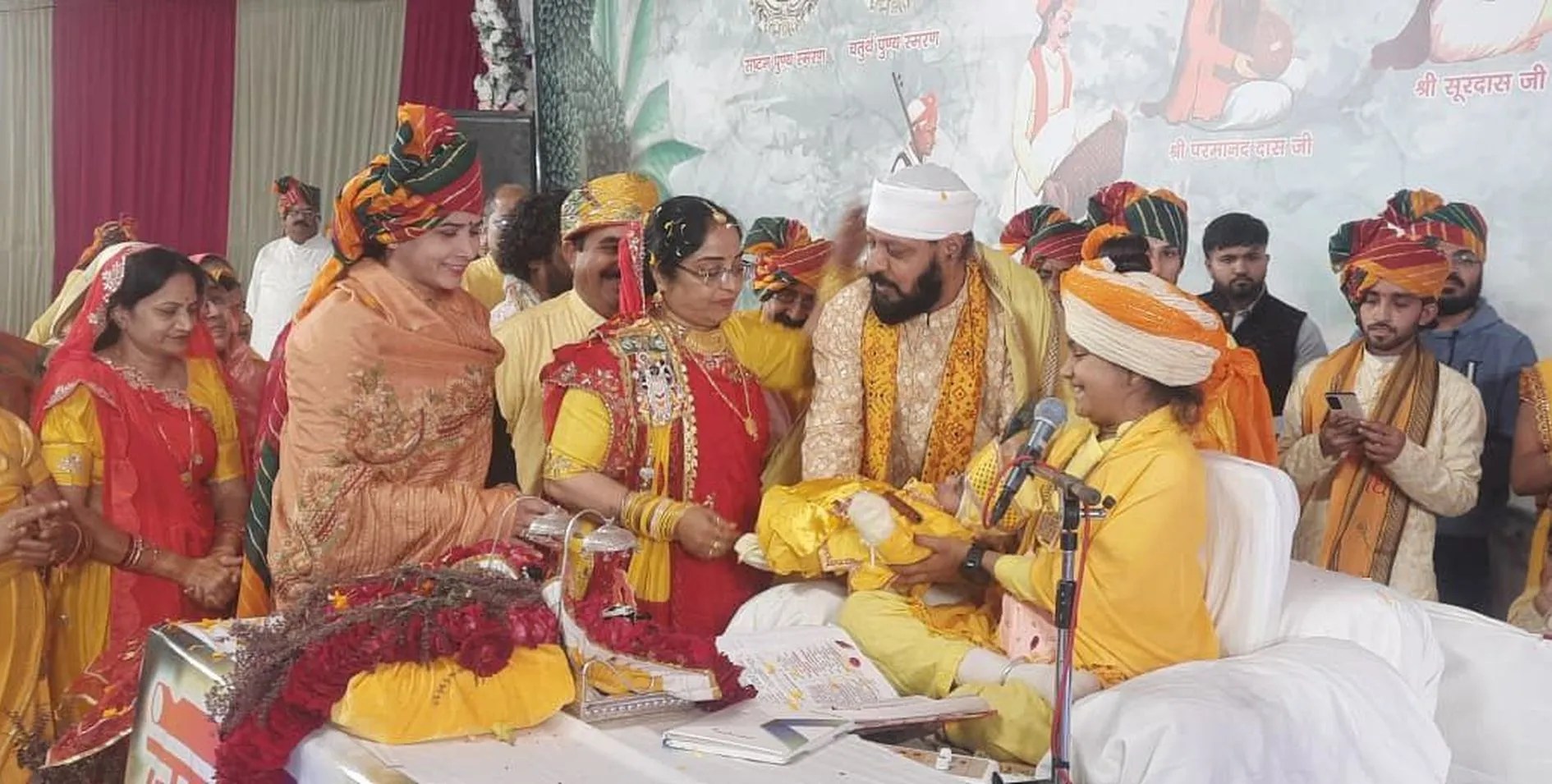 अष्टसखामृत महोत्सव… मैं तो नन्द के घर जाउंगी, बधाई देकर आउंगी’… भजनों पर झूमे श्रद्धालु