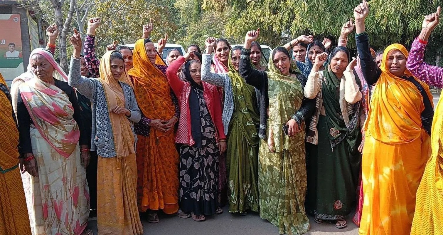 अवैध शराब… रोड किनारे खुलेआम बेच रहे जहरीली कच्ची शराब, किराना दुकानों में भी मिल रही