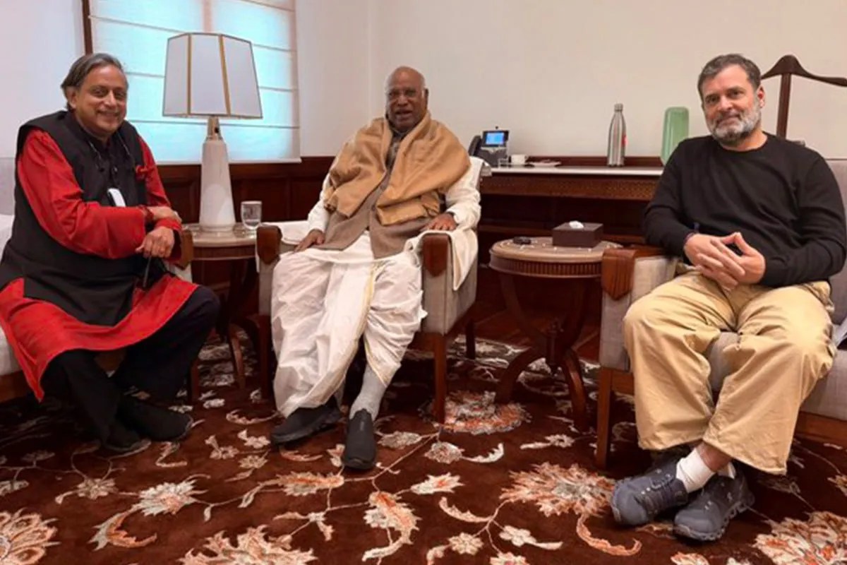 Congress Rift Shashi Tharoor