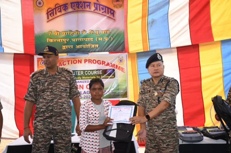 20 युवाओं को दिया कम्प्यूटर प्रशिक्षण, 300 बच्चों को बांटी शिक्षण सामग्री