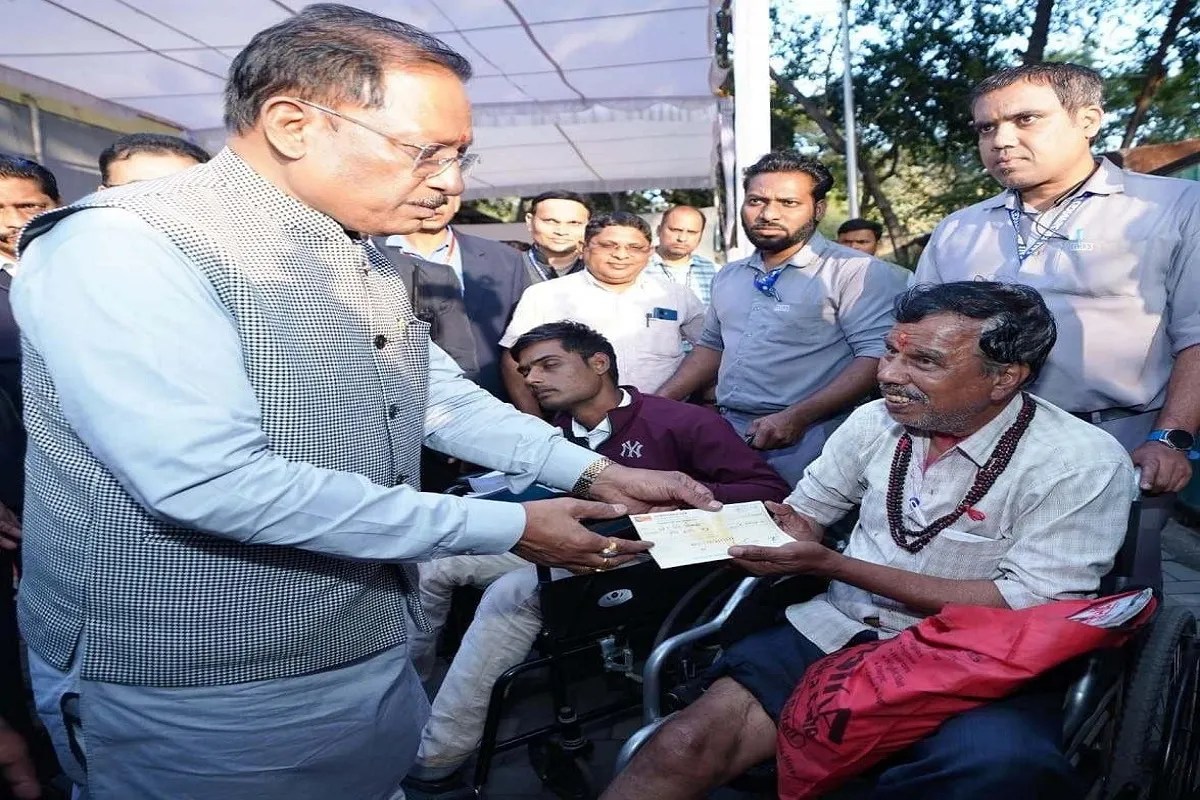 संवेदनशील शासन की मिसाल: जनदर्शन में मुख्यमंत्री  विष्णु देव साय ने मौके पर सुलझाईं समस्याएँ