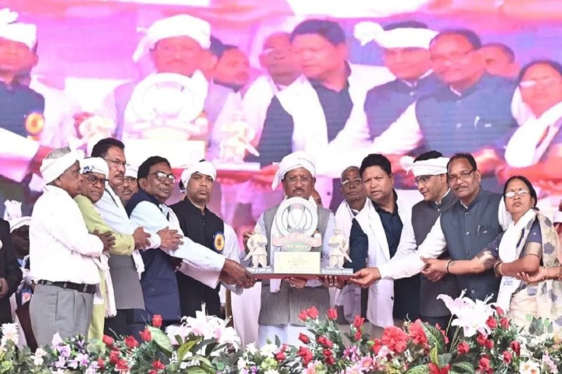 CG News: छत्तीसगढ़ की धरती जनजातीय शौर्य और बलिदान की साक्षी, शहीद गैंदसिंह के नाम पर चौक मूर्ति स्थापना और सामाजिक केंद्रों की घोषणा