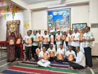 बाबा रामदेव मरूधर सेवा संघ हुब्बल्ली के तत्वावधान में आयोजित होने वाले माघ सुदी बीज जागरण एवं मेला महोत्सव कार्यक्रम की आमंत्रण पत्रिका के साथ समाज के लोग।