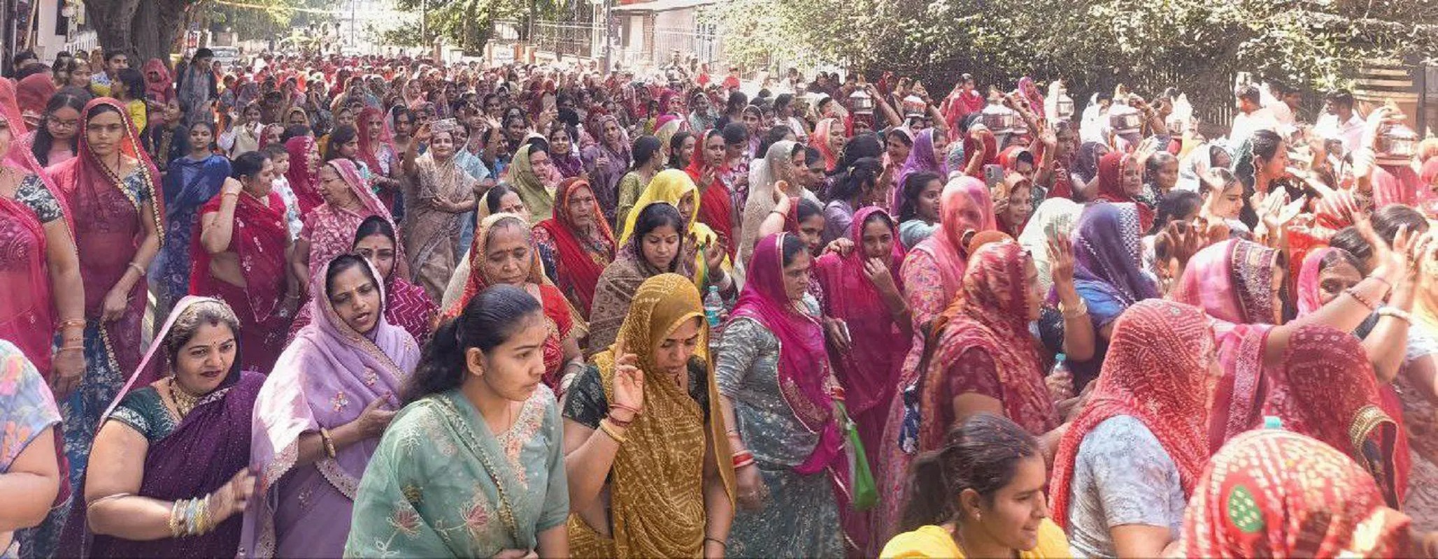 हुब्बल्ली में बाबा रामदेव मेला महोत्सव के अंतर्गत निकाले गए वरघोड़े में महिलाएं पारंपरिक राजस्थानी वेशभूषा में भक्ति भाव के साथ सहभागी बनीं।