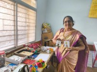 एस.आर.एस. कर्नाटक पब्लिक स्कूल रायनाल (कर्नाटक) की उप प्राचार्य एवं हिंदी शिक्षिका डॉ. रेणुका ताई संतबा अपने विद्यालय में अहिंदी भाषी बच्चों को हिंदी सिखाने के सरल, रोचक और नवाचार तरीकों की जानकारी देते हुईं।