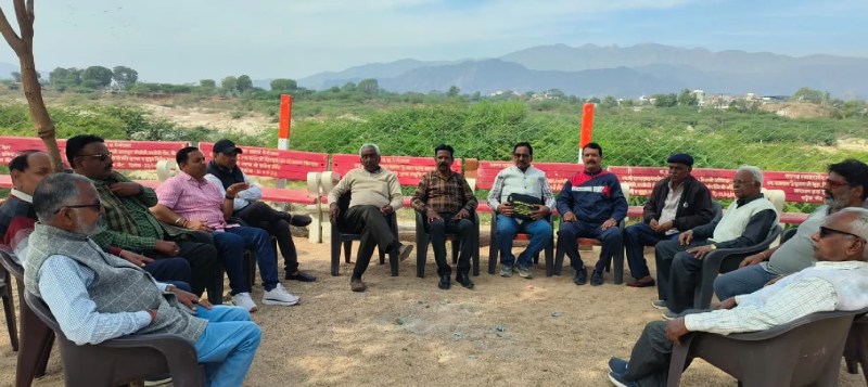 आबूरोड. बैठक में मौजूद सरगरा समाज के लोग