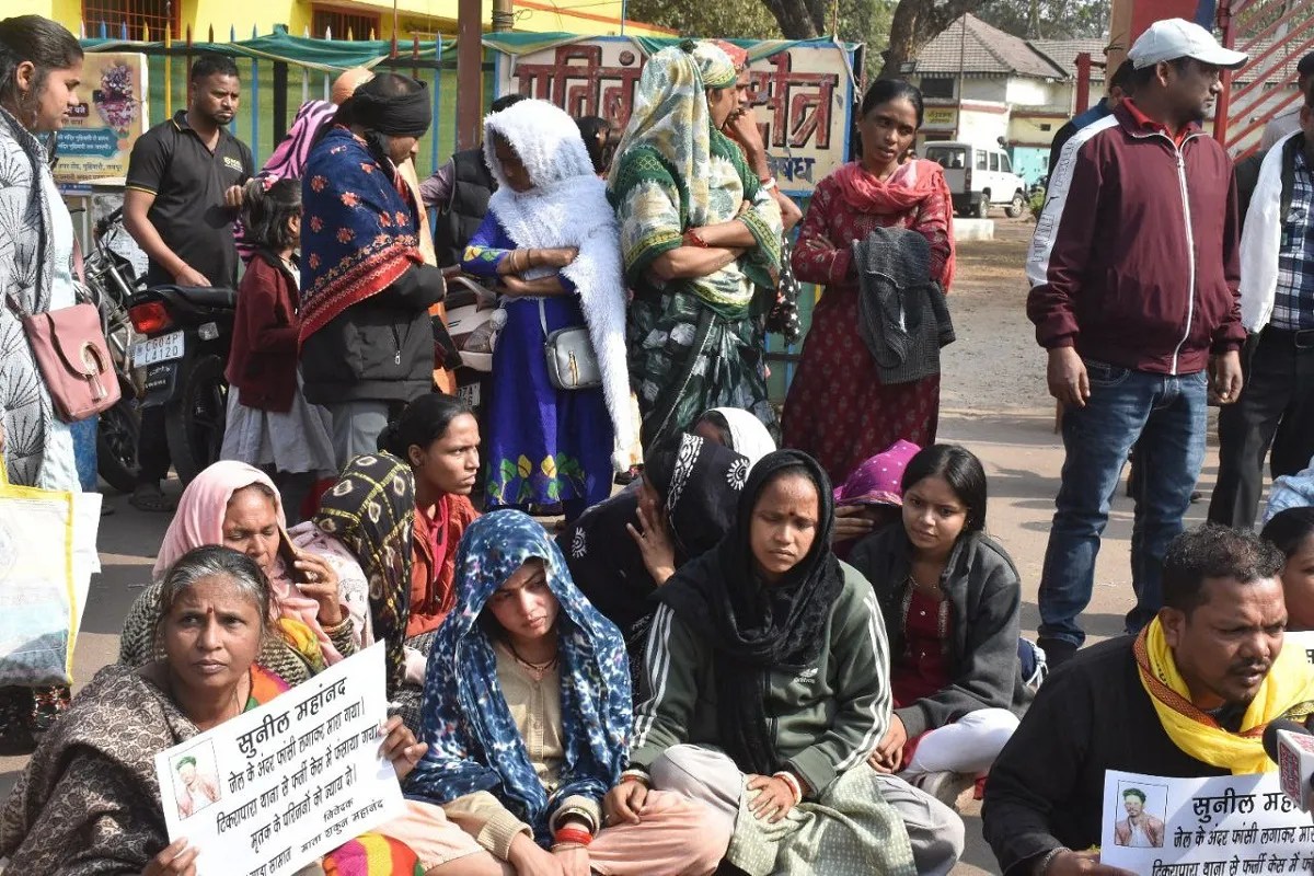 सेंट्रल जेल रायपुर में बंदी ने लगाई फांसी, परिजनों ने लापरवाही का आरोप लगाकर जमकर किया प्रदर्शन
