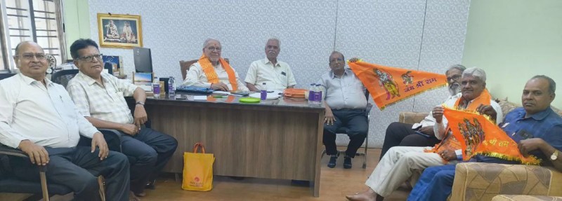 अयोध्या श्रीराम मंदिर की प्राण-प्रतिष्ठा की द्वितीय वर्षगांठ पर गुरुवार को आयोजित किए जाने वाले महोत्सव से एक दिन पूर्व बैठक में अंतिम रूप देते कार्यकर्ता।