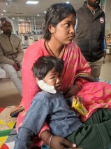 मासूम वेदांत अपनी मां ज्योति की गोद में बैठा हुआ।