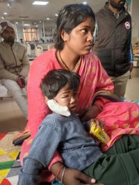 मासूम वेदांत अपनी मां ज्योति की गोद में बैठा हुआ।