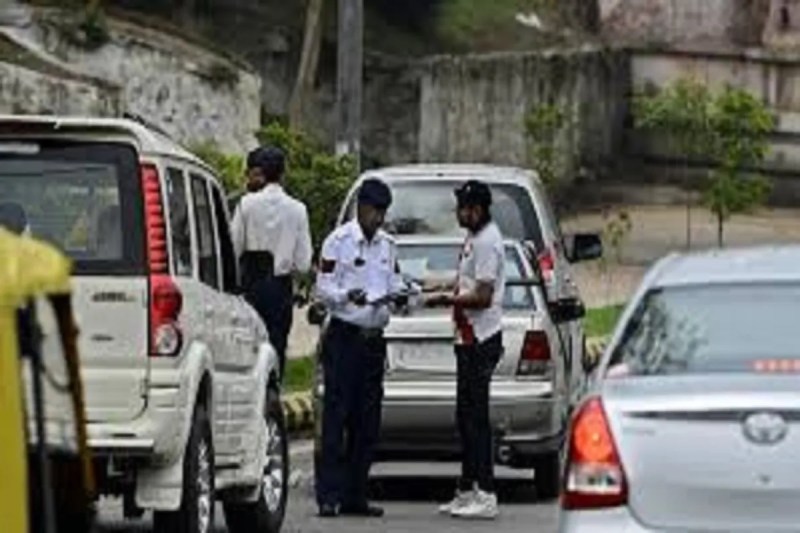 ए भाई जरा देख कर चलो, ट्रैफिक रूल्स की अनदेखी करना पड़ सकता है भारी, पता नहीं कब किस रास्ते से गुजरते आ जाए चालान