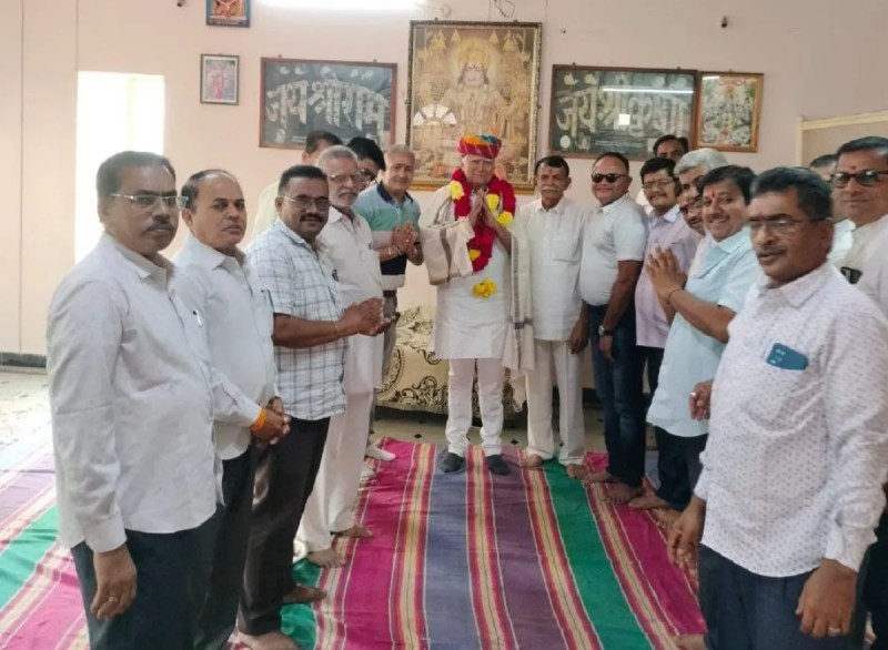 भाजपा राजस्थान प्रवासी प्रकोष्ठ के पूर्व प्रदेश संयोजक टाइगर अशोक राजपुरोहित का स्वागत करते प्रवासी।