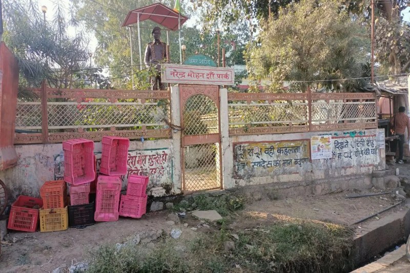 कचरा और खरपतवार का अंबार, जिम्मेदार बेखबर