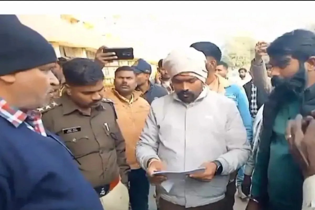 तहसीलदार के खिलाफ की नारेबाजी और पीडि़त परिवार की आर्थिक करने की मांग