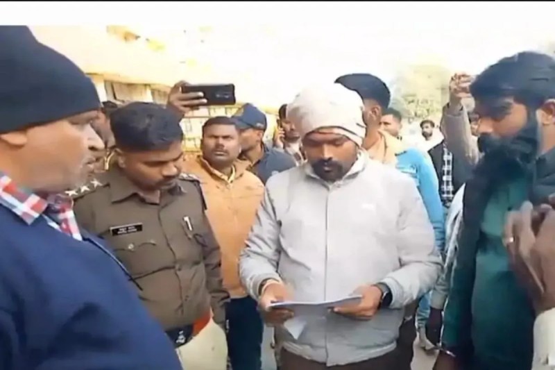 तहसीलदार के खिलाफ की नारेबाजी और पीडि़त परिवार की आर्थिक करने की मांग