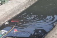 टंकी की मेन लाइन नाली में पड़ी, लीकेज से फैला दूषित पानी