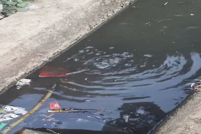 टंकी की मेन लाइन नाली में पड़ी, लीकेज से फैला दूषित पानी