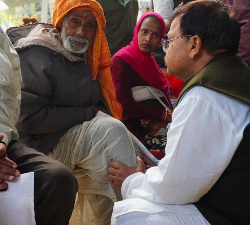 Energy Minister Pradyuman Singh Tomar sat on the ground during a public hearing