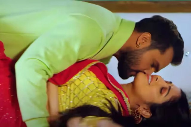 toot-jayi-raja-ji-palang-sagwan-ke-amrapali-dubey-khesari-lal-yadav