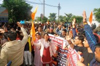 अलकपुरी तिराहे पर किया प्रदर्शन, रैली के रूप में पहुंचे कलेक्ट्रेट ज्ञापन में कहा, काला कानून वापस नहीं लिया तो और उग्र होगा प्रदर्शन