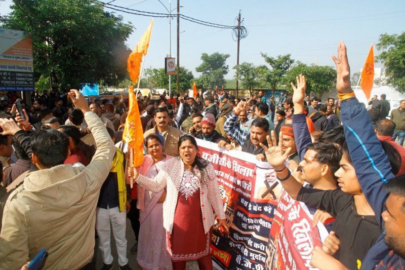 अलकपुरी तिराहे पर किया प्रदर्शन, रैली के रूप में पहुंचे कलेक्ट्रेट ज्ञापन में कहा, काला कानून वापस नहीं लिया तो और उग्र होगा प्रदर्शन