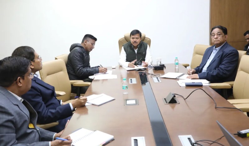 ऊर्जा मंत्री प्रद्युम्न सिंह तोमर ने बैठक ली।