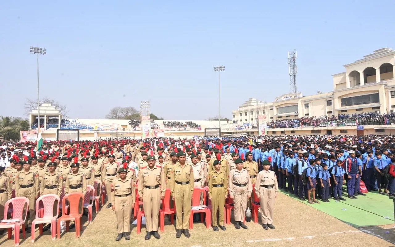 रायपुर के सुभाष स्टेडियम में 5 लाख युवाओं ने वंदे मातरम् गाकर रचा इतिहास, उमड़ी युवाओं की भीड़,पूर्व सैनिकों का हुआ सम्मान