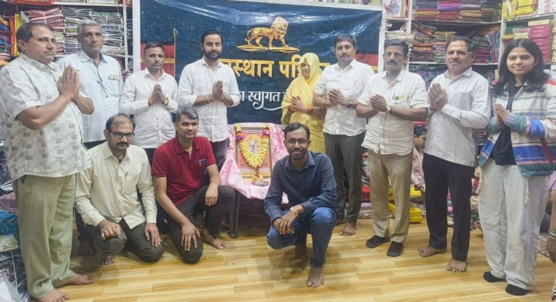 लोक देवता वीर तेजाजी के जन्मोत्सव के अवसर पर हुब्बल्ली में आयोजित समारोह में तेजाजी की तस्वीर के समक्ष पुष्प अर्पित करते जाट समाज के लोग।