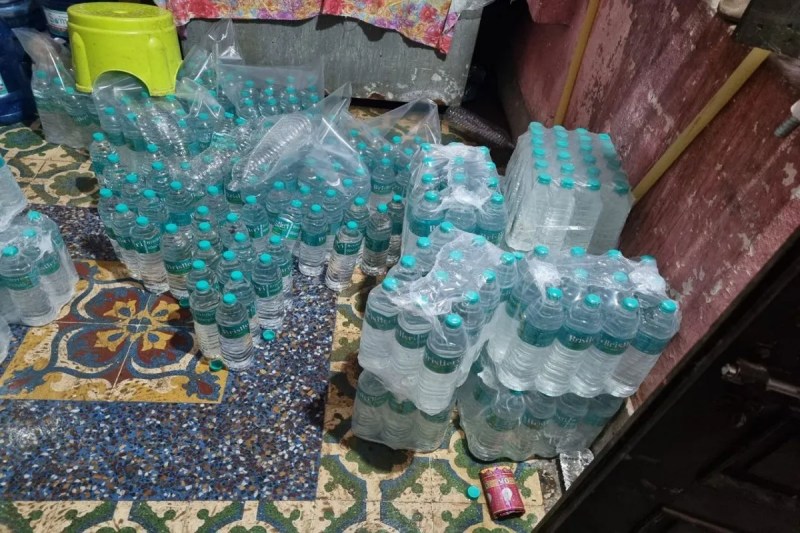 खाद्य सुरक्षा विभाग ने डबरा में बिना खाद्य लाइसेंस और पंजीयन के संचालित की जा रही ड्रिंकिंग वाटर फैक्ट्रियों पर कार्रवाई की है। औचक निरीक्षण के दौरान दो ड्रिंकिंग वाटर फैक्ट्रियां नियमों का उल्लंघन करते हुए संचालित पाई गईं, जिन्हें तत्काल सील कर दिया गया।