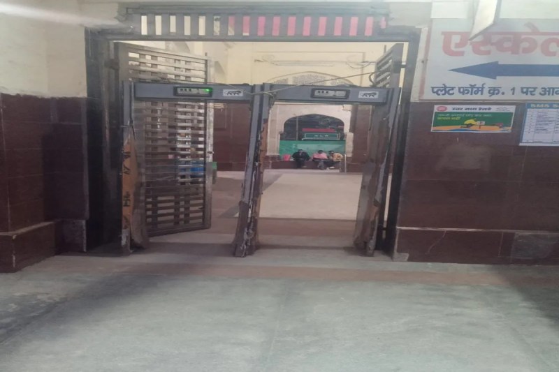 ग्वालियर. रेलवे स्टेशन पर यात्रियों की सुरक्षा के लिए लगाया गया मेटल डिटेक्टर लंबे समय से बंद है, जिससे यात्रियों के सामान की चेकिंग नहीं हो रही है। स्टेशन पर आने- जाने वाले यात्री मेटल डिटेक्टर से होकर कोई भी सामान लेकर निकल जाते हैं तब भी बीप सुनाई नहीं देती।