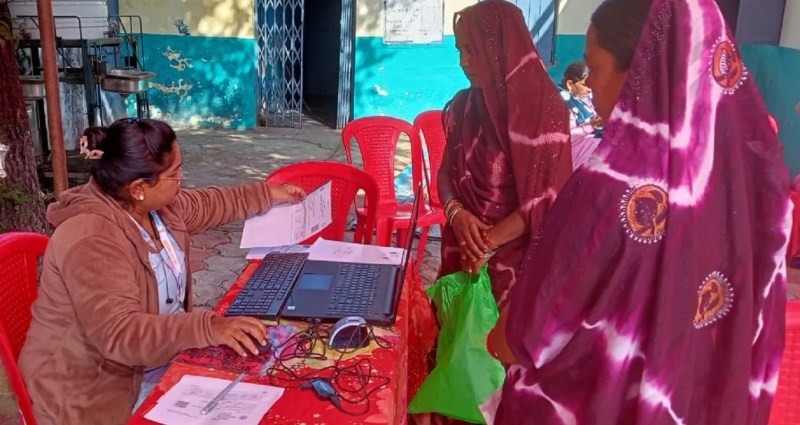 जिले में उज्जवला योजना के तहत गैस कनेक्शन कराने के लिए हितग्राही महिलाओं को योजना के नियम परेशानी बढ़ा रहे हैं। क्योंकि कनेक्शन की पात्रता के लिए महिलाओं को यह भी बताना है कि उनके नाम से कोई चारपहिया वाहन नहीं है।