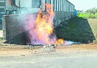 ग्रामीणों की सूचना पर मौके पर दमकल की गाडिय़ों ने पहुंचकर आग पर काबू पाया। इस दौरान बड़ा हादसा होने से टल गया।