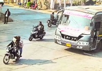 दिनदहाड़े हुई इस वारदात से शहर में सनसनी फैल गई। पुलिस ने मामला दर्ज कर जांच शुरू कर दी है।