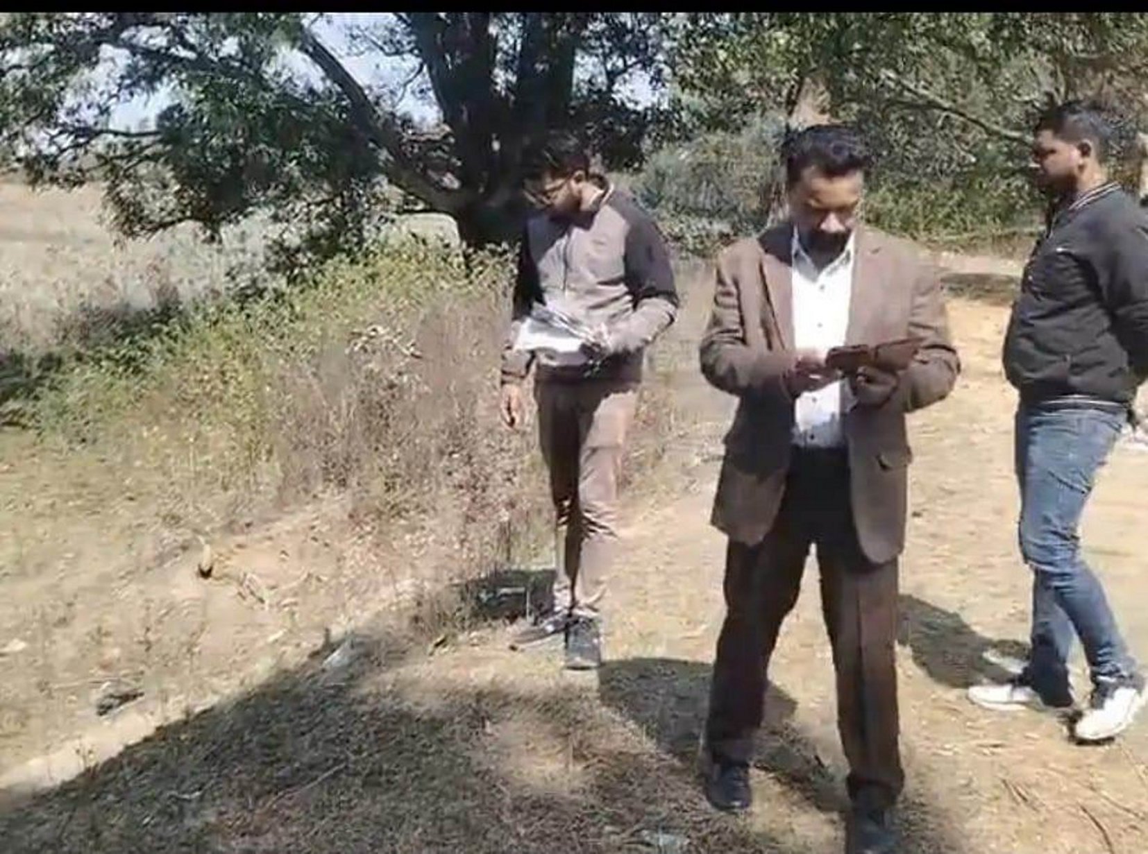 तालाब के किनारे मिले थे आधार व बैंक के कागजात, उमरिया का मामला