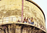 एक दर्जन लैब टेक्नीशियन सोमवार दोपहर को पुरानी सिविल लाइन स्थित जलदाय विभाग की टंकी पर चढ़ गए और मांगों को लेकर लिखित आश्वासन नहीं देने पर कूदने की धमकी देने लगे।