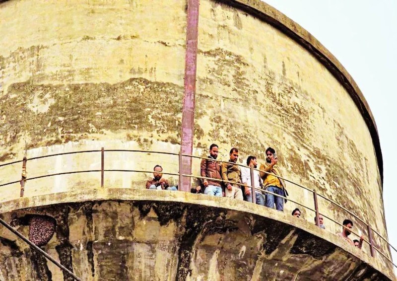 एक दर्जन लैब टेक्नीशियन सोमवार दोपहर को पुरानी सिविल लाइन स्थित जलदाय विभाग की टंकी पर चढ़ गए और मांगों को लेकर लिखित आश्वासन नहीं देने पर कूदने की धमकी देने लगे।