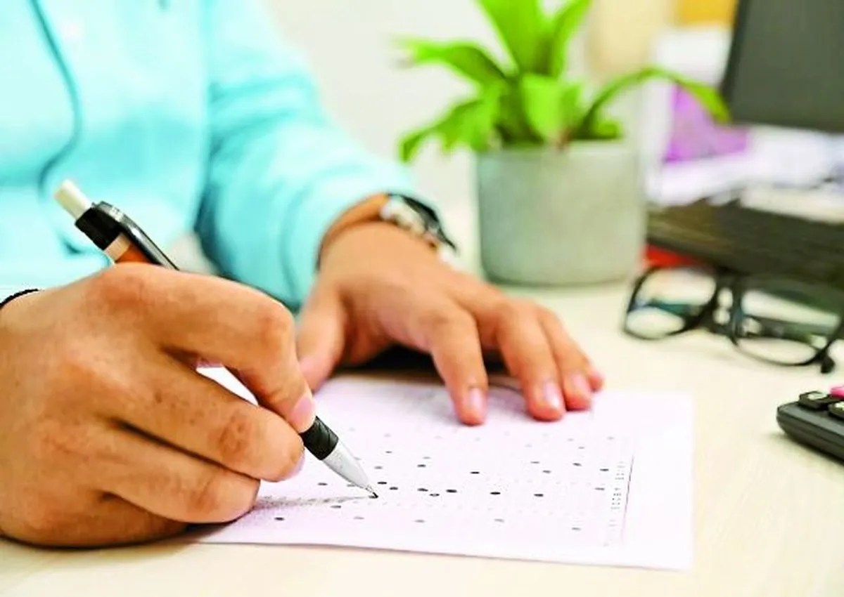 परीक्षा से महज कुछ दिन पहले तक भी जिले के हजारों विद्यार्थियों को स्थानीय स्तर पर तैयार मॉडल प्रश्नपत्र उपलब्ध नहीं हो पाए हैं। इससे छात्रों में असमंजस और तनाव की स्थिति बनी हुई है।