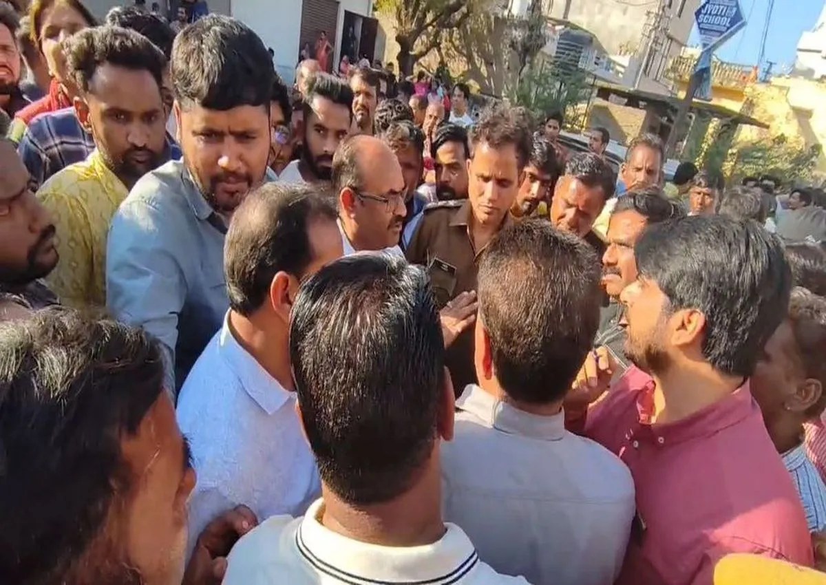 शाम तक परिजनों और ग्रामीणों से समझाइश का प्रयास किया, लेकिन वे नहीं माने। आखिर करीब 6 घंटे बाद डंपर मालिक की ओर से 5 लाख का मुआवजा देने के बाद माहौल शांत हुआ।