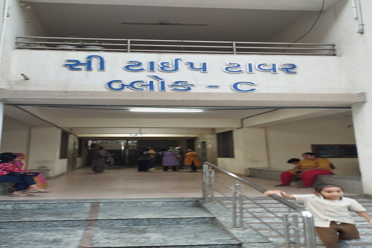 वस्त्रापुर में आठवीं मंजिल पर लगी आग, बच्ची को बचाया