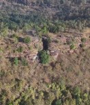 जिले में जंगली जानवरों का खतरा हर साल दायरा बढ़ा रहा है। अब केवल गांवों और आबादी क्षेत्रों में ही नहीं, बल्कि जंगलों के भीतर भी पशु चराने और आजीविका से जुड़े ग्रामीण लगातार नुकसान बढ़ रहा हैं।