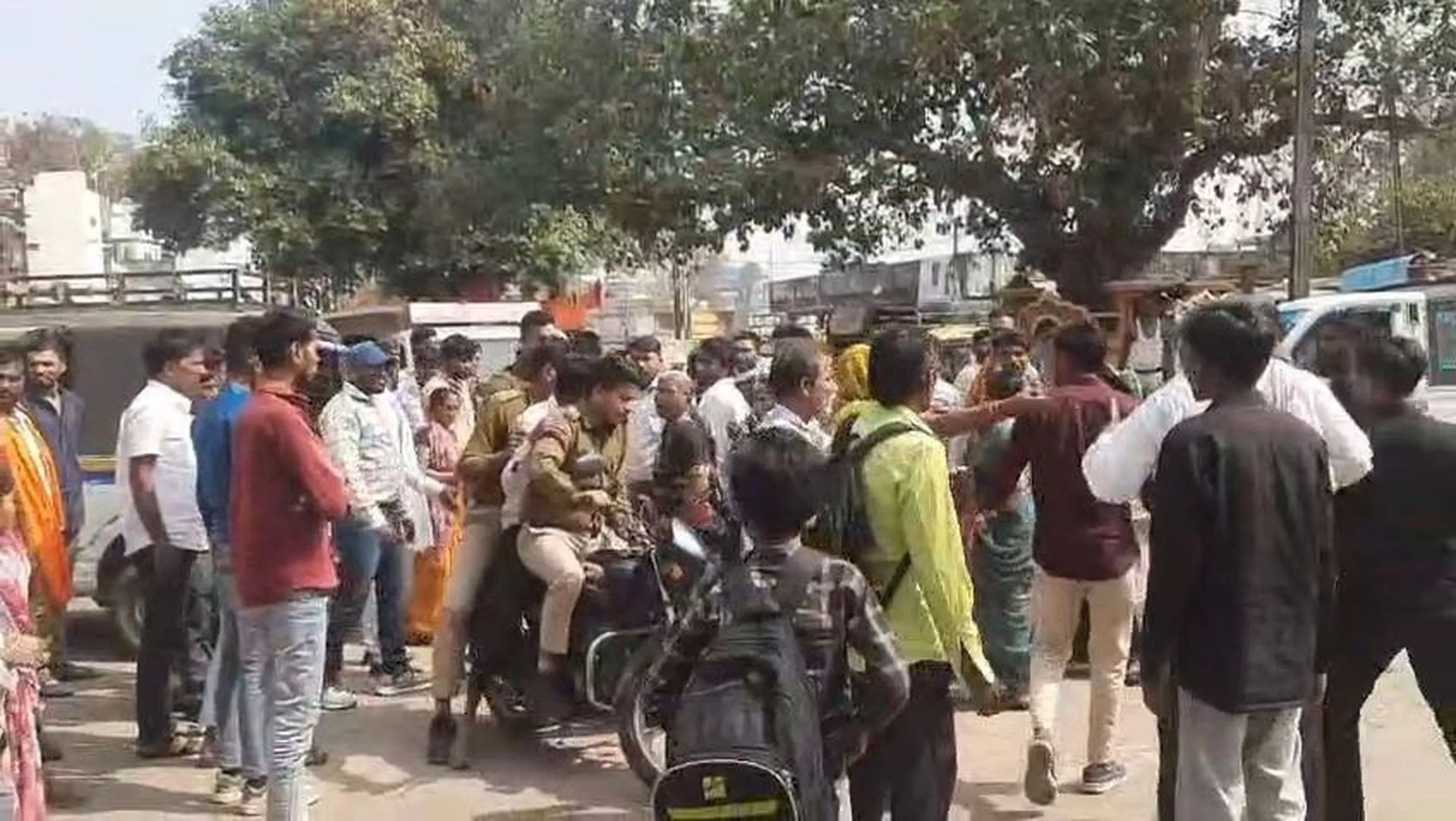 सात फेरे से पहले चाकूबाजी, दूल्हे व दोस्तों को मारे चाकू, तीन घायल