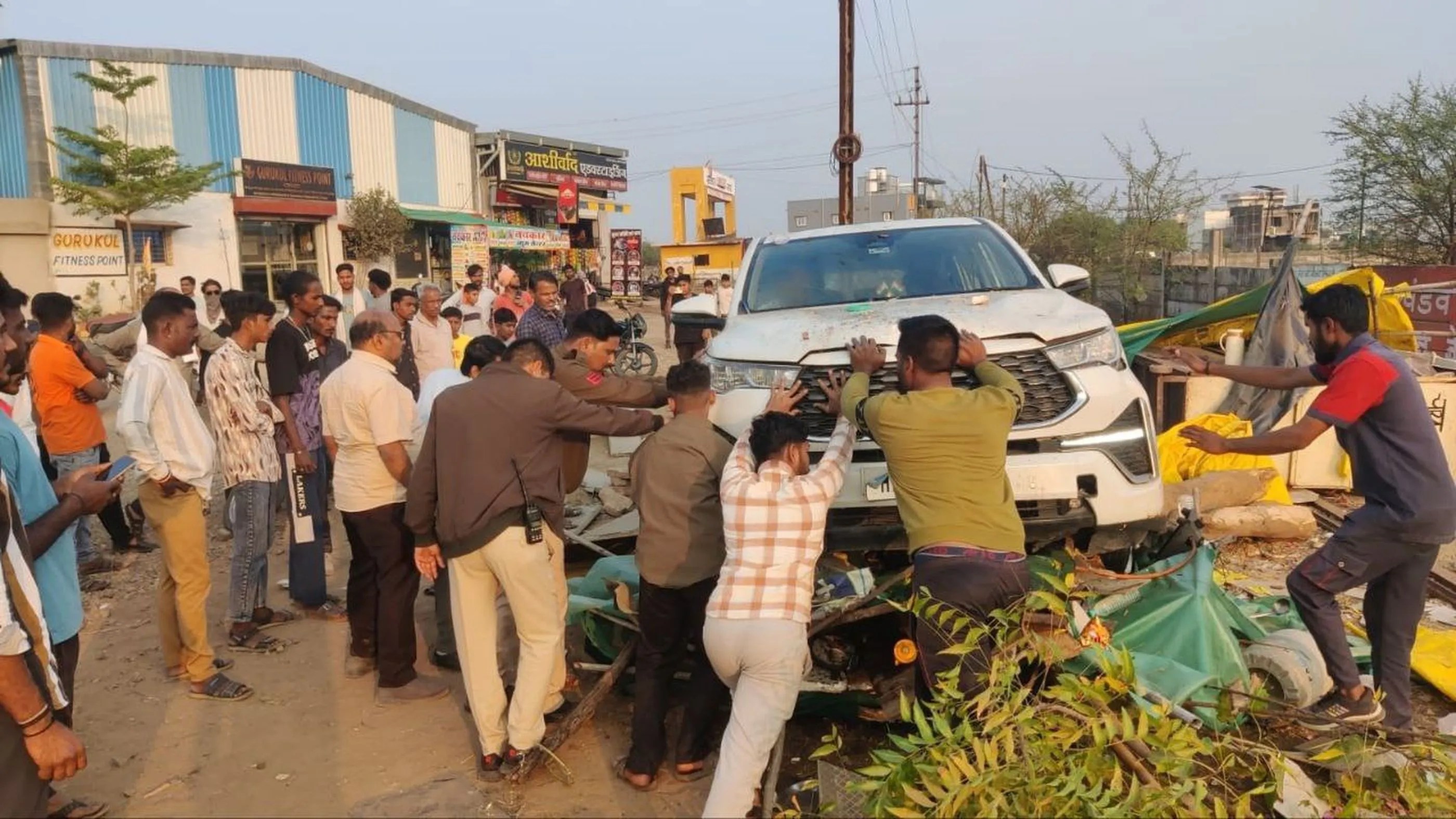 तेज रफ्तार कार गुमटी को तोड़कर घुसी, दो बच्चे व एक युवक घायल