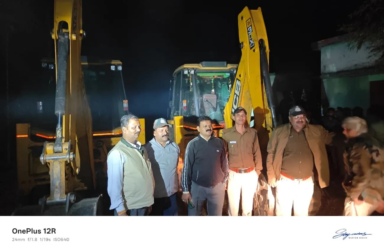 करेली वन परिक्षेत्र में वनभूमि पर लगे पेड़ों-झाडिय़ों की कटाई और मिट़्टी की खुदाई कर खेत बनाने तैयारी चल रही थी। जिसकी खबर लगते ही मौके पर पहुंची वन विभाग की टीम ने दो जेसीबी जप्त करते हुए चार लोगों के खिलाफ मामला बनाया है।