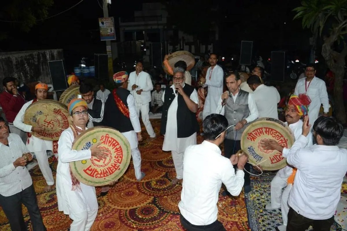 The verses of Ram Darbar echoed to the beat of the Chang, devotees danced to the tune of 'Mandir Bangyo Re Raja Ram Ko...'