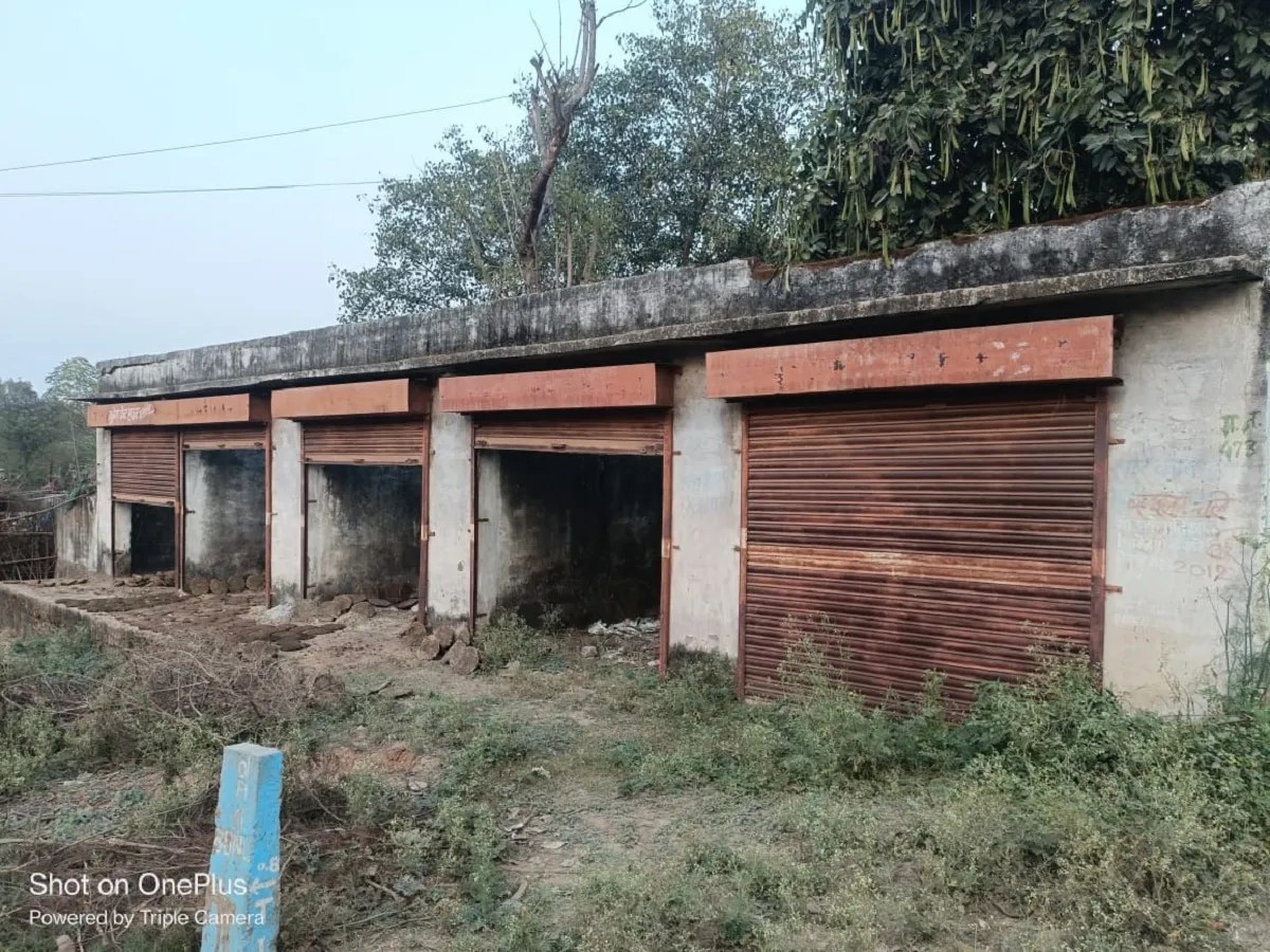 जिले की कई ग्राम पंचायतों में शॉपिंग कॉम्पलेक्सों कर निर्माण कर बनाईं गईं करीब 86 दुकानें बिना उपयोग के ही कहीं कबाड़ बनी हैं तो कहीं बंद हैं। जिले में बने 426 कॉम्पलेक्स में 340 ही संचालित हैं। जिनसे किराया वसूली भी पिछड़ी है।