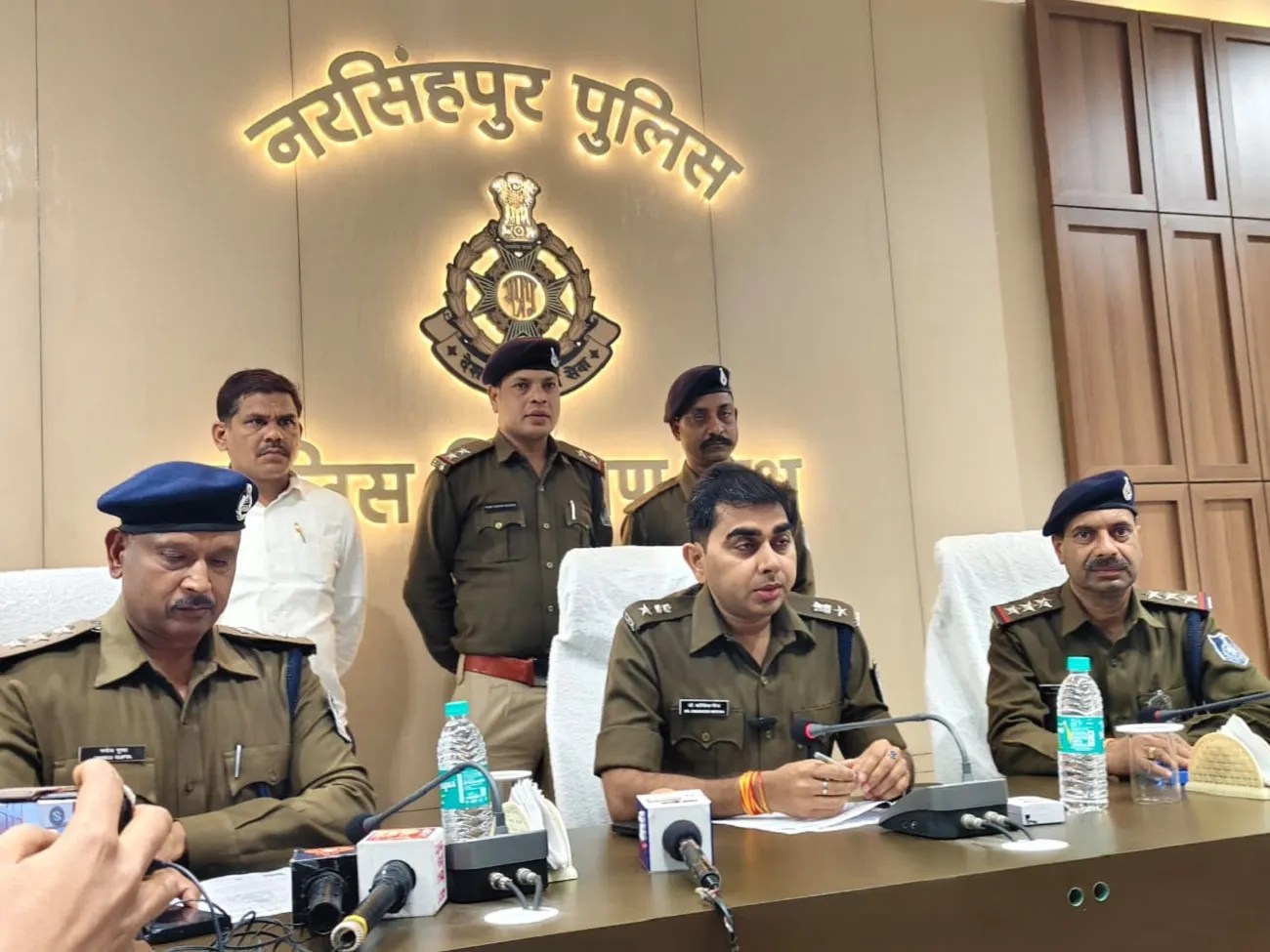 हाइवे क्रमांक 44 पर पुलिस ने 286 पेटी अंग्रेजी शराब लेकर जा रहे एक ट्रक को पकड़ते हुए दो आरोपियों को पकड़ा है। जो नरसिंहपुर से सिलीगुड़ी तक शराब की इस खेप को पहुंचाने के लिए बस के जरिए नरसिंहपुर पहुंचे थे। पुलिस ने जो ट्रक जप्त किया है उसके चेचिस नंबर और वाहन नंबर के बीच भी कुछ अंकों का हेरफेर बताया जा रहा है