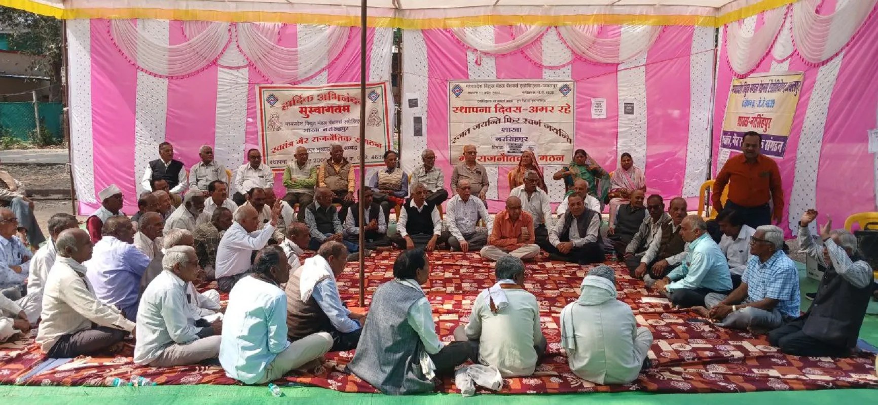 मप्र विद्युत मंडल पेंशनर्स संयुक्त मोर्चा संघर्ष समिति ने बुधवार को झिरना स्थित विद्युत केंद्र परिसर में अपनी मांगों को लेकर धरना प्रदर्शन किया। मुख्यमंत्री के नाम एक ज्ञापन अधीक्षण अभियंता के माध्यम से सौंपा।