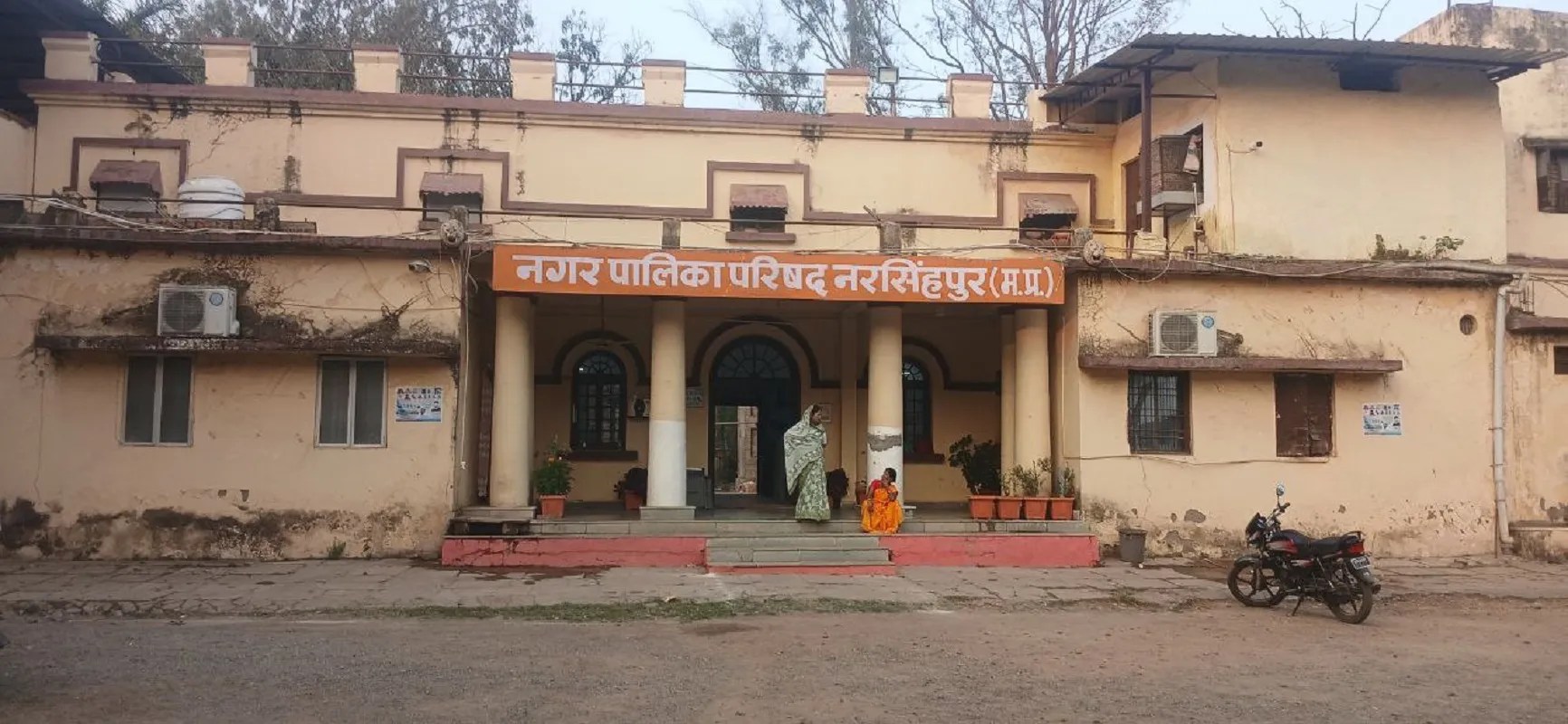 लंबे समय से आर्थिक तंगी से जूझ रही नगरपालिका नरसिंहपुर को बकाया करों की वसूली से संजीवनी नहीं मिल पा रही है। जिससे निकाय तंगी से उबर सके और कर्मचारियों को राहत देने के साथ ही अन्य कार्यो में बनी धन की कमी का रोड़ा दूर किया जा सके