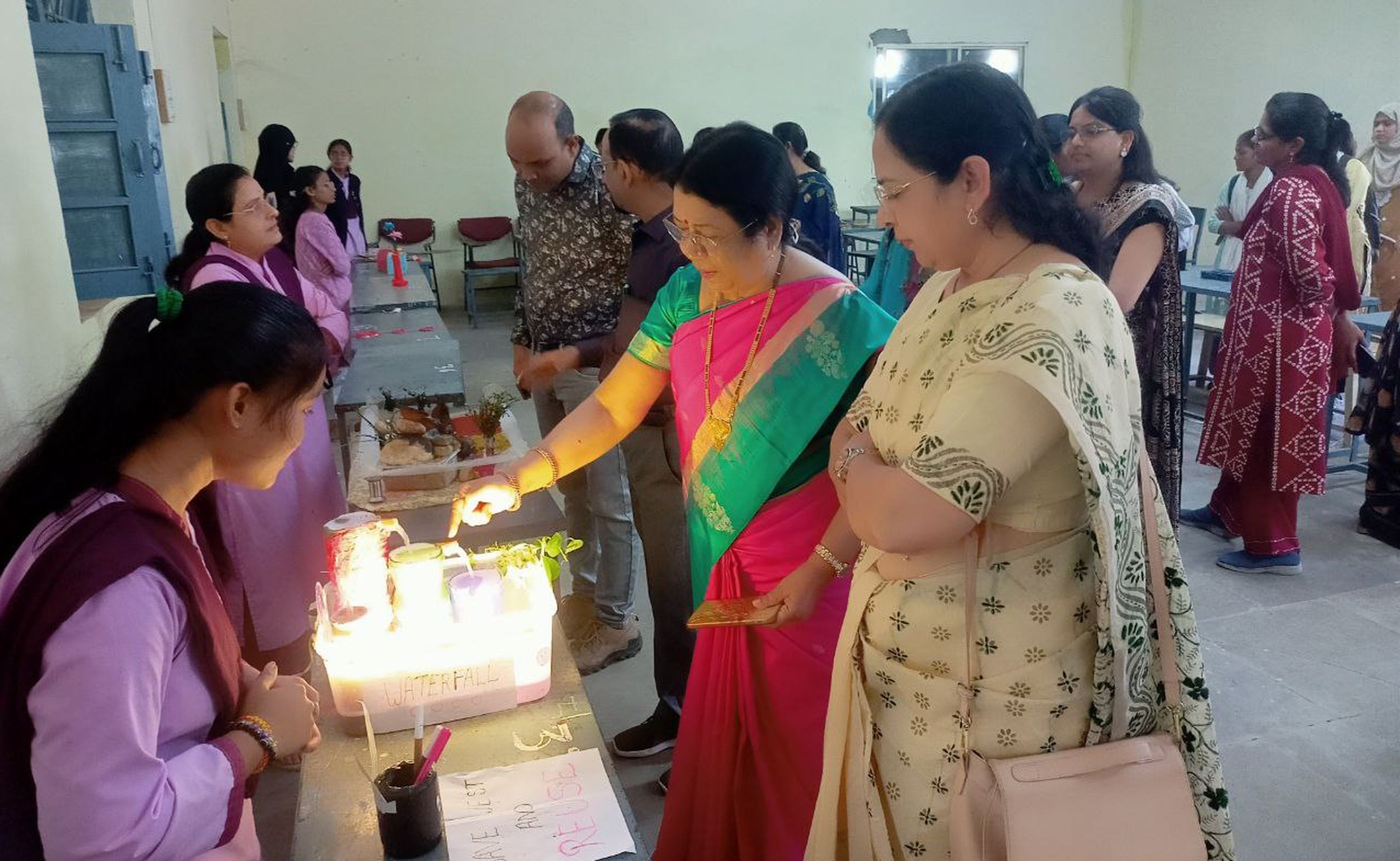 छात्राओं का हुनर, मॉडल में वेस्टेज सामग्री की बताई उपयोगिता