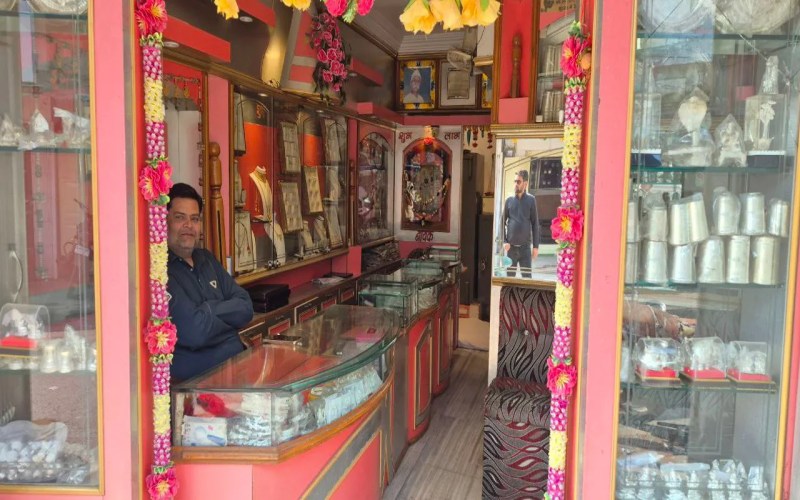 शादी का सीजन शुरू होने के बाद भी सराफा बाजार में नजर आ रही मंदी, सोना-चांदी के भाव में रोज हो रहा उतार-चढ़ाव